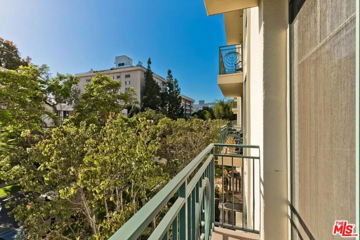 430 N Oakhurst Drive 202, Beverly Hills, California 90210