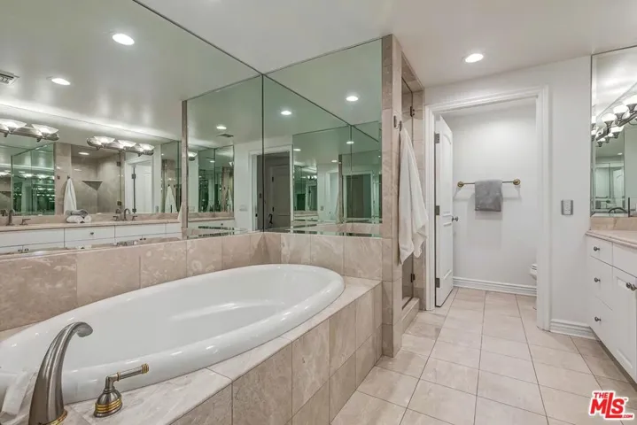 430 N Oakhurst Drive 202, Beverly Hills, California 90210