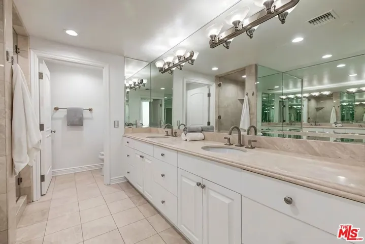 430 N Oakhurst Drive 202, Beverly Hills, California 90210