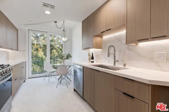 430 N Oakhurst Drive 202, Beverly Hills, California 90210
