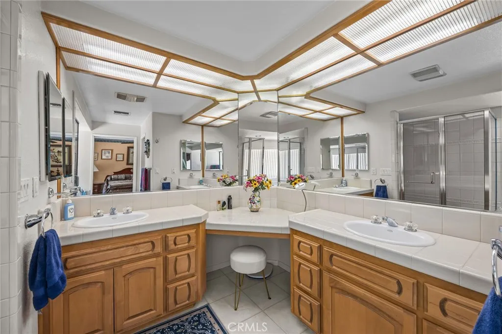 Double sinks in the primary bath