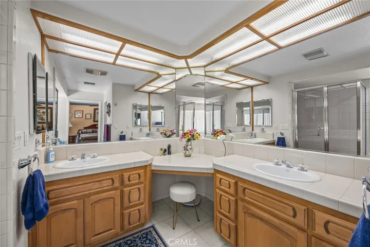 Double sinks in the primary bath