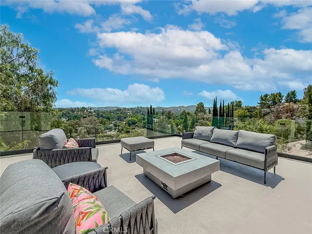 5134 Medina, Woodland Hills, California 91364