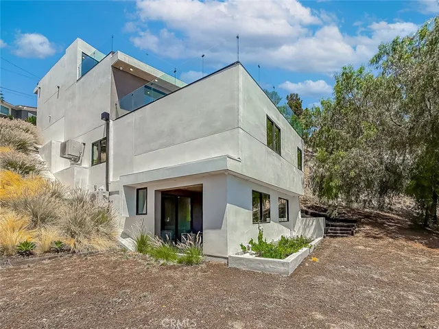5134 Medina, Woodland Hills, California 91364