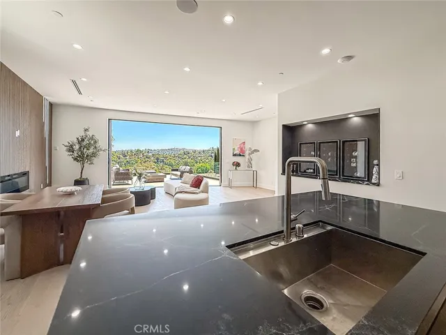 5134 Medina, Woodland Hills, California 91364