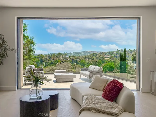 5134 Medina, Woodland Hills, California 91364
