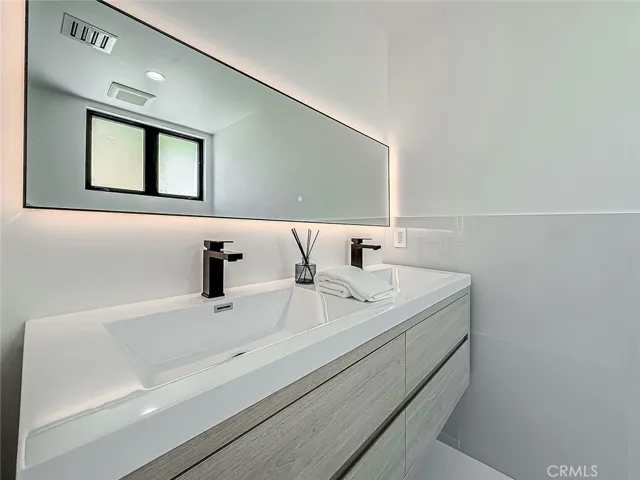 5134 Medina, Woodland Hills, California 91364