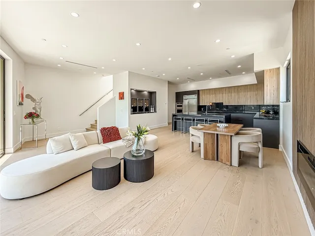 5134 Medina, Woodland Hills, California 91364