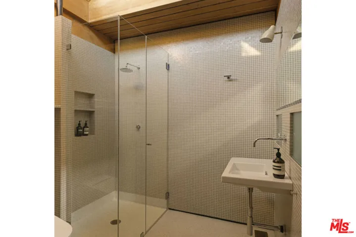 1515 N Tigertail Road, Los Angeles, California 90049