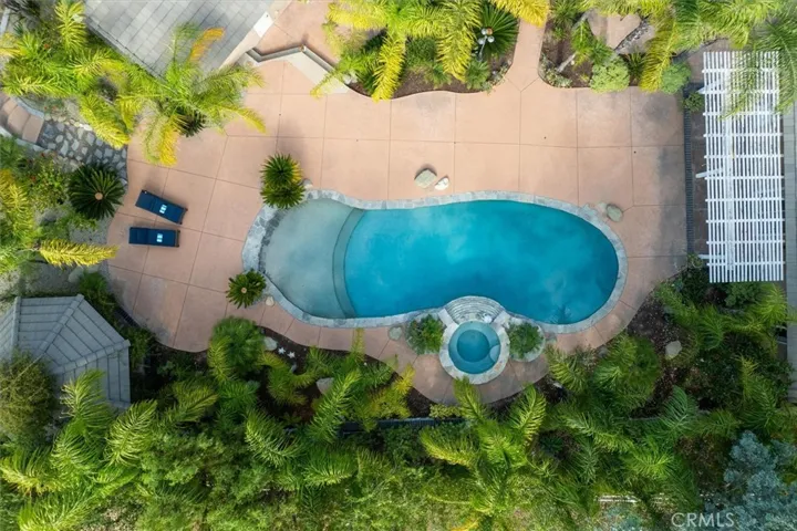 POOL & SPA