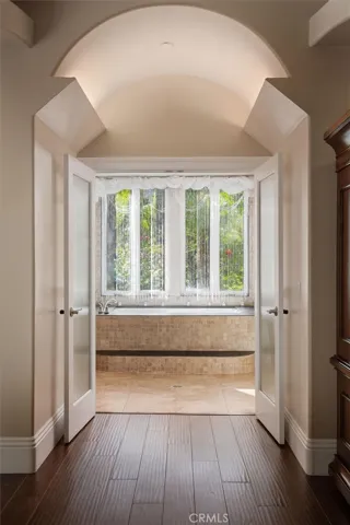 ENTRANCE TO PRIMARY BATH
