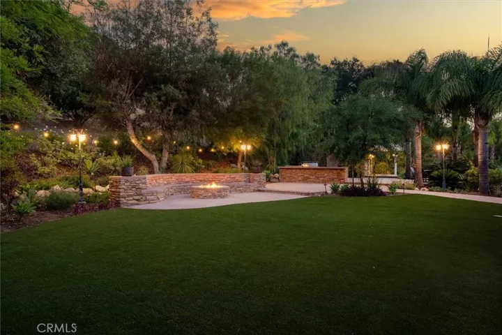 FIREPIT WITH BENCH SEATING