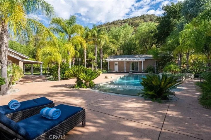 POOL AND GUEST HOUSE