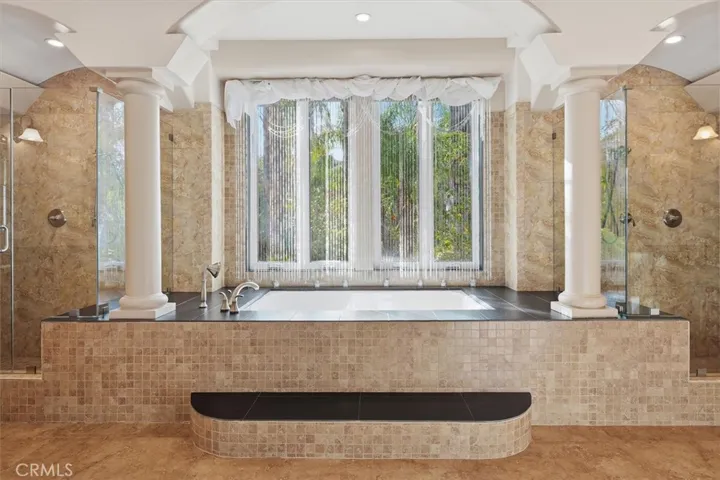 PRIMARY JETTED TUB