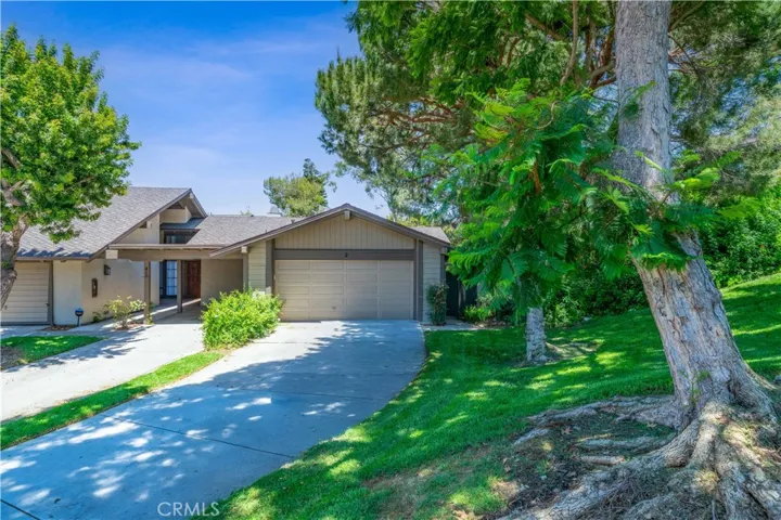 Front of home on cul-de-sac w long driveway
