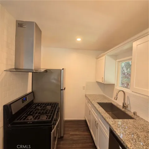 5432 Woodlake Avenue N, Woodland Hills, California 91367