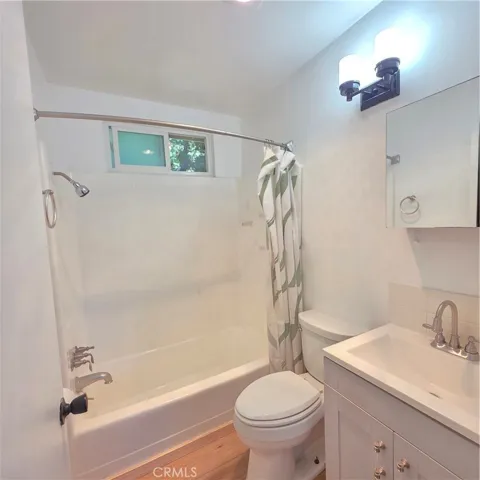 5432 Woodlake Avenue N, Woodland Hills, California 91367