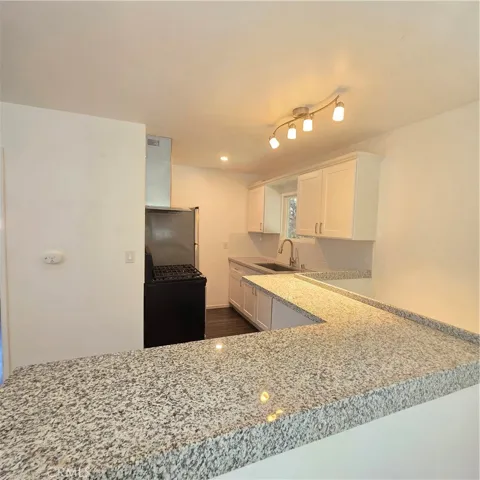 5432 Woodlake Avenue N, Woodland Hills, California 91367