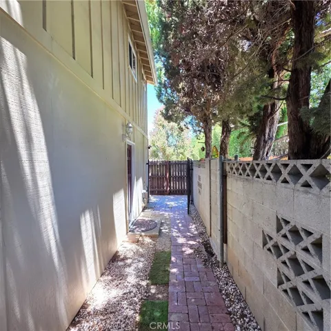 5432 Woodlake Avenue N, Woodland Hills, California 91367
