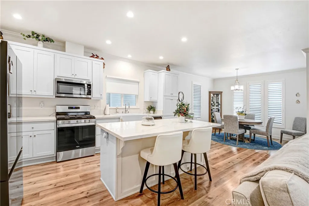 Kitchen w Quartz countertops