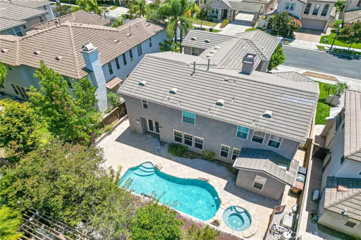 birdview of house with pool