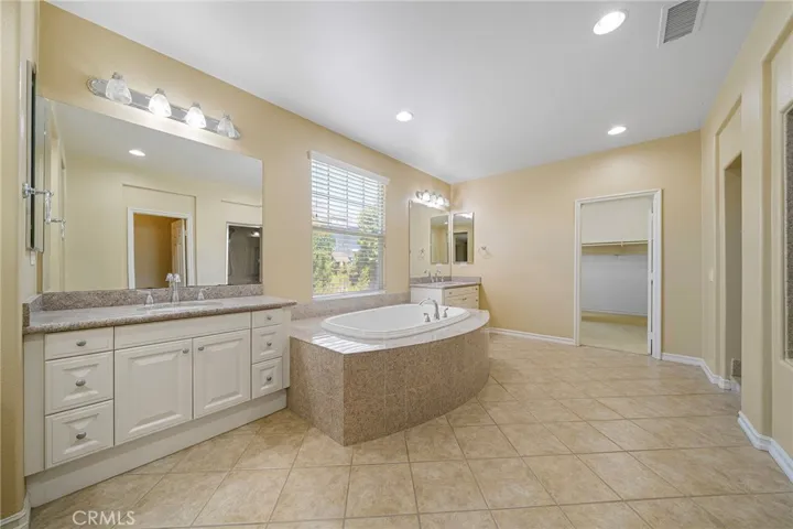 master bathtub and two counter