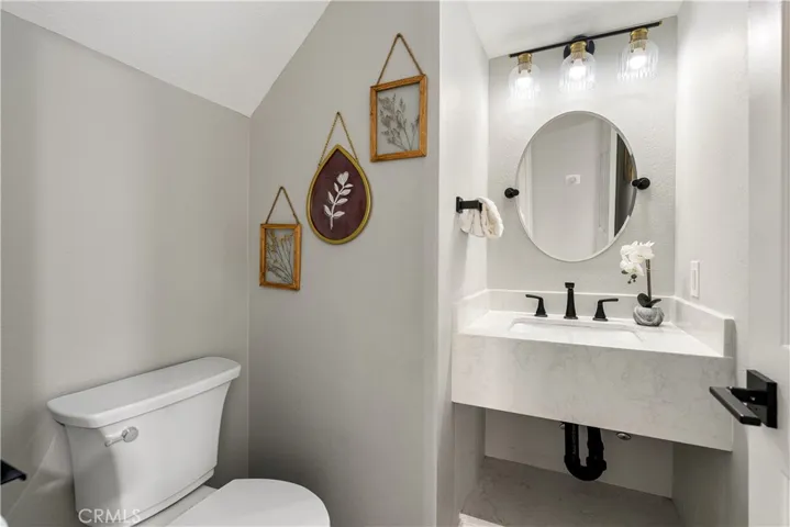 Guest bathroom 1 on 1st floor