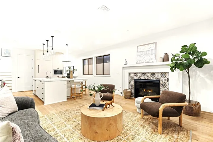 1869 Benecia, Los Angeles, California 90025