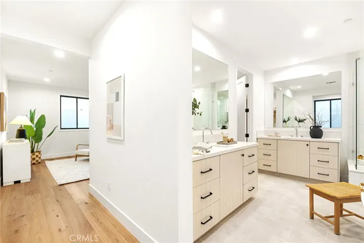 1869 Benecia, Los Angeles, California 90025