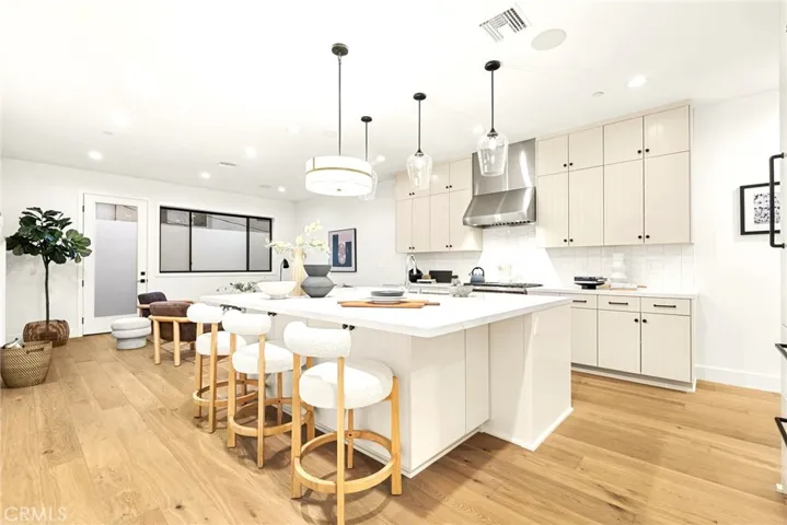 1869 Benecia, Los Angeles, California 90025