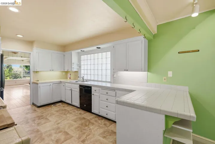 6480 Ascot Dr, Oakland, California 94611