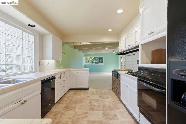 6480 Ascot Dr, Oakland, California 94611