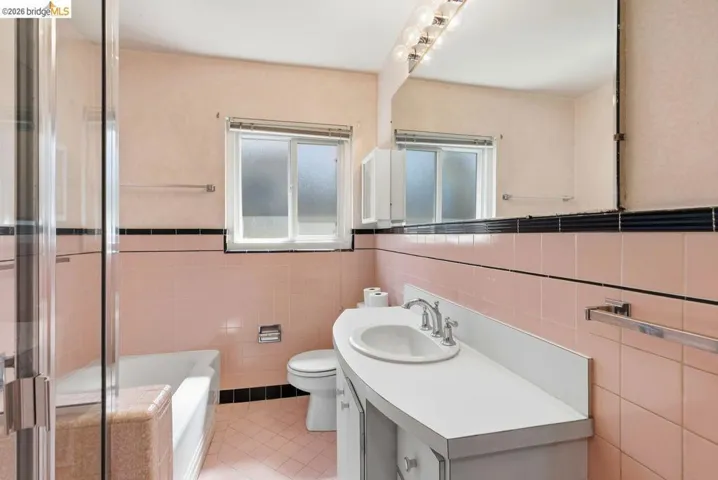 6480 Ascot Dr, Oakland, California 94611