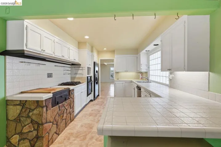 6480 Ascot Dr, Oakland, California 94611