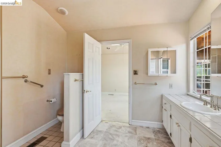 6480 Ascot Dr, Oakland, California 94611