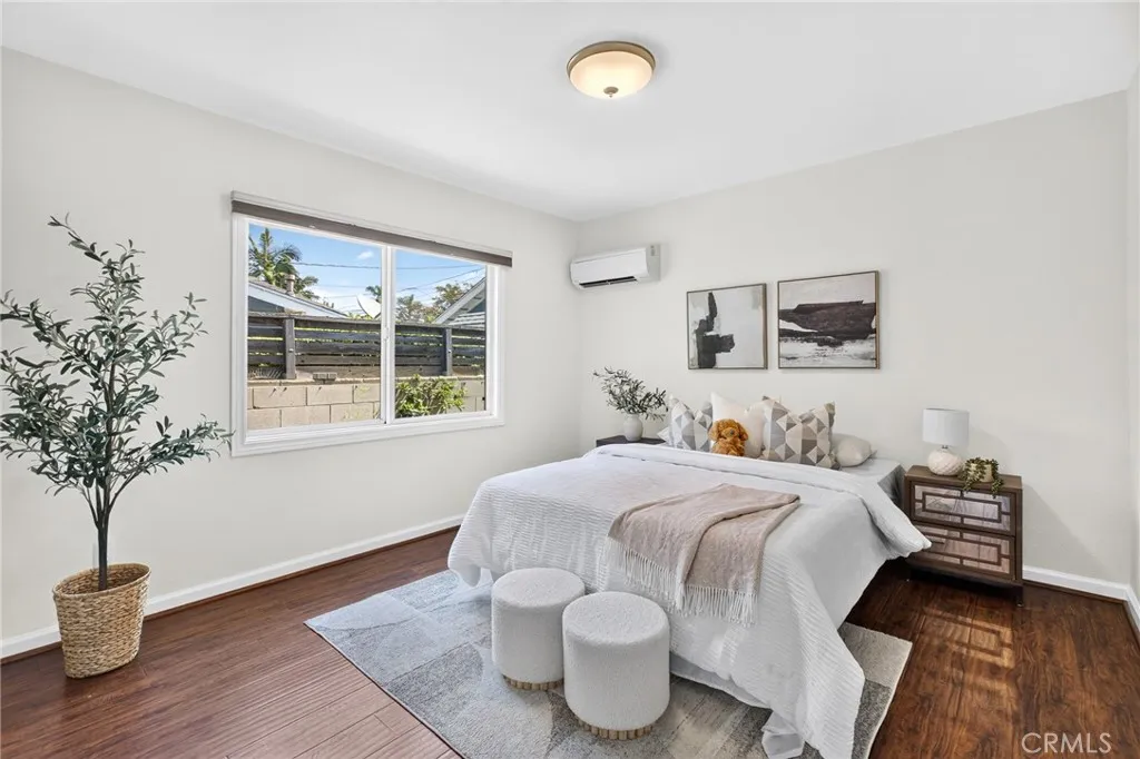 Bedroom (2/4)