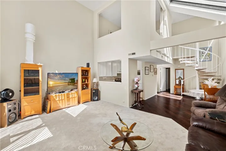 Spacious floor plan, 2-story vaulted cielings