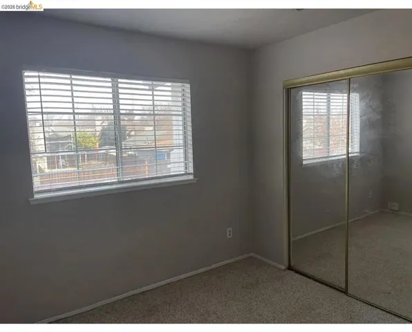 Neutral wall paint with carpet flooring