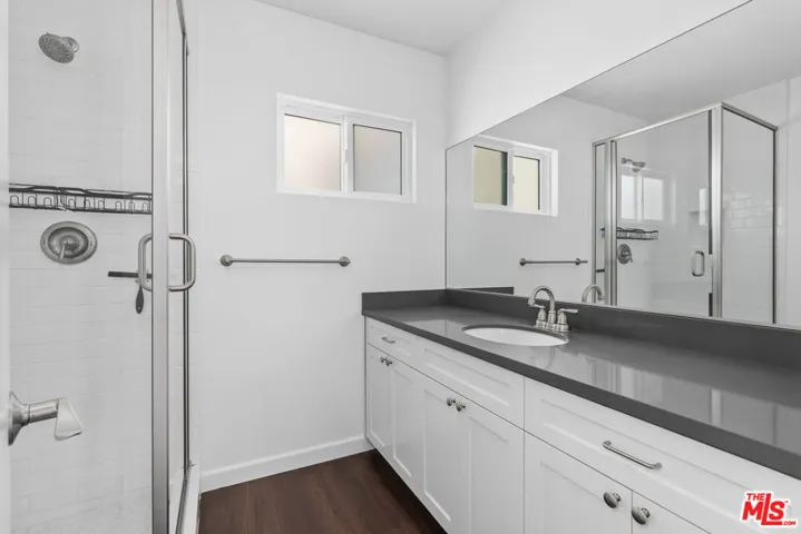 11836 Mayfield Avenue 9, Los Angeles, California 90049