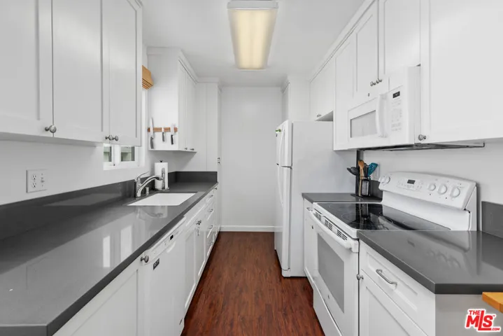 11836 Mayfield Avenue 9, Los Angeles, California 90049