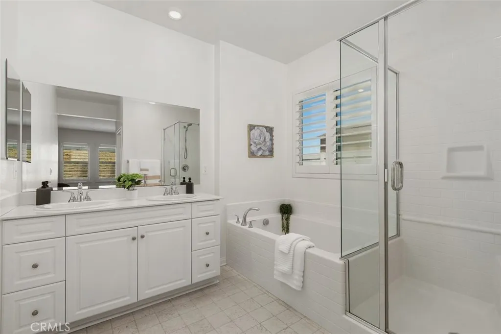 Primary en-suite bathroom