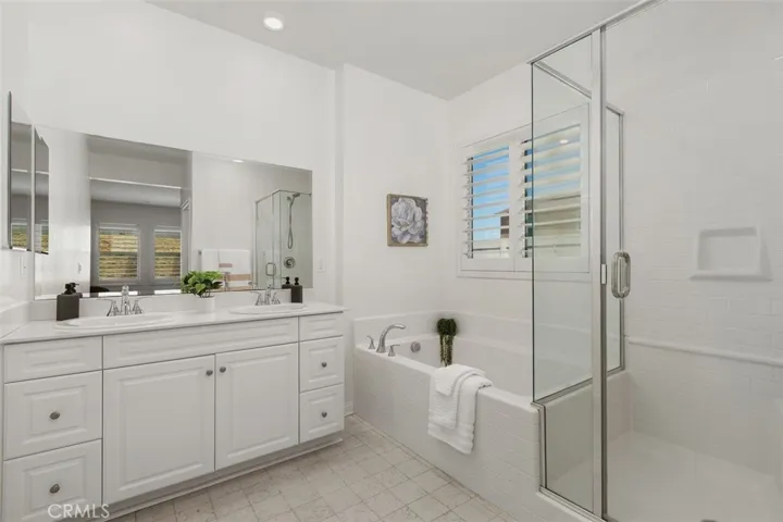 Primary en-suite bathroom