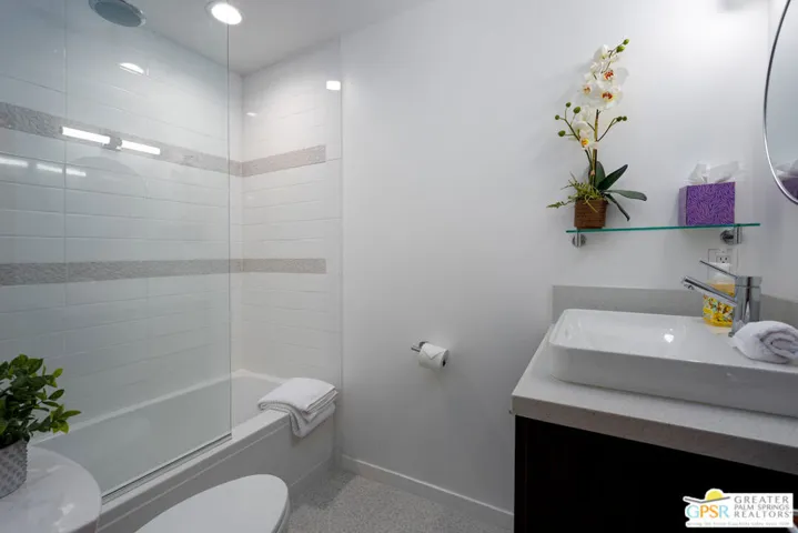 Guest Bathroom - Unit 104 - Qu