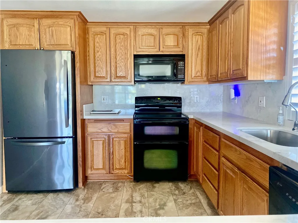 RANGE W/BUILT IN MICROWAVE BOTTOM FREEZER/ REFRIG