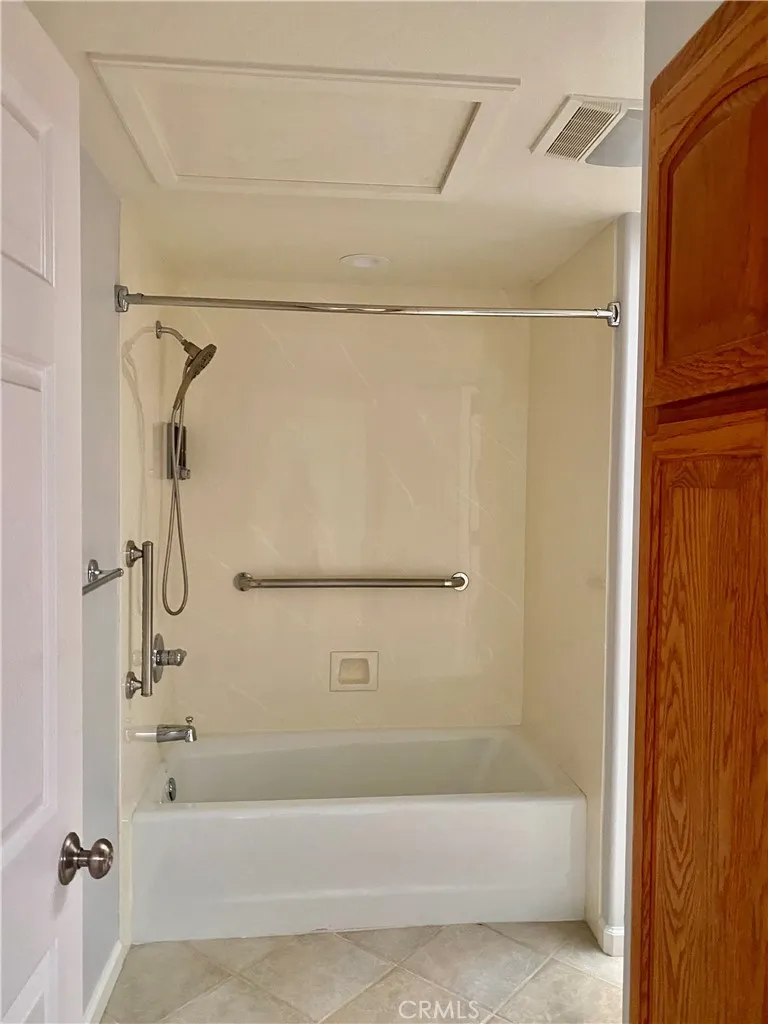BATHTUB IN THE MAIN BATHROOM