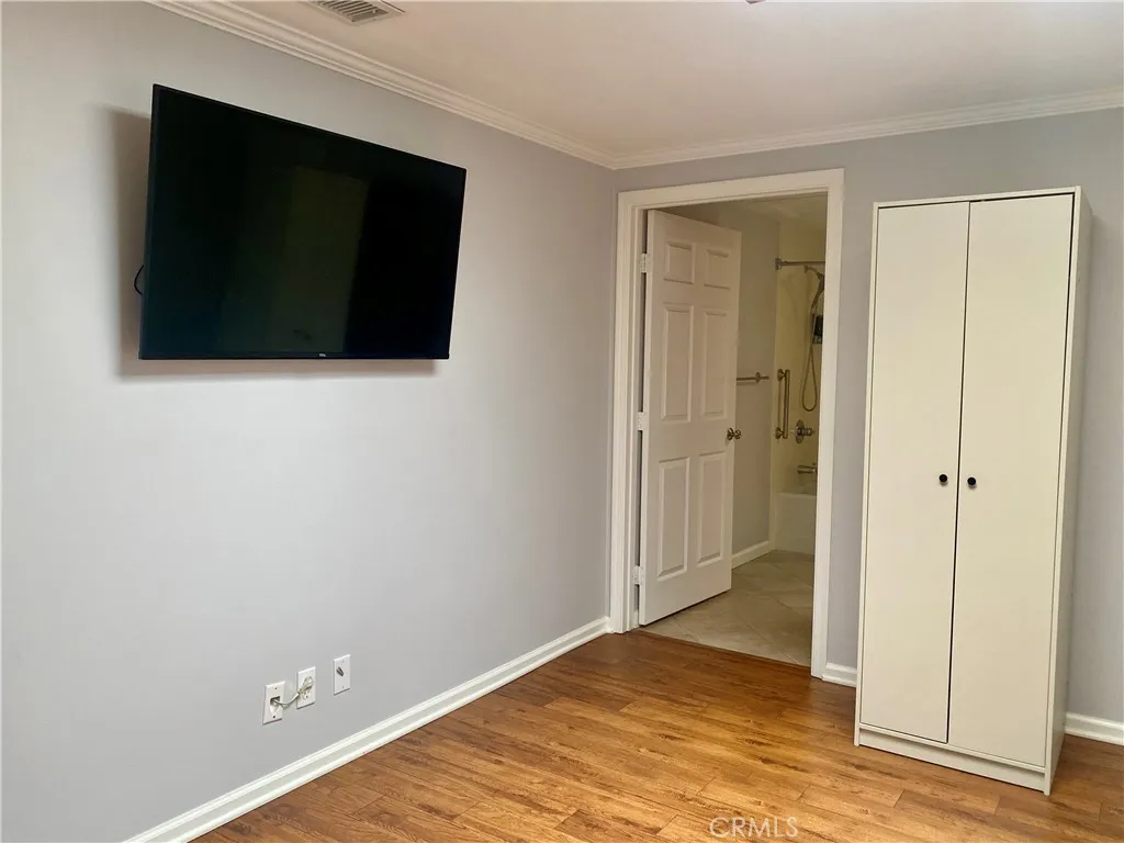 TV IN DEN/OFFICE IS INCLUDED