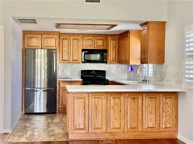 BEAUTIFUL OAK KITCHEN/ BREAKFAST BAR WITH EXTRA STORAGE