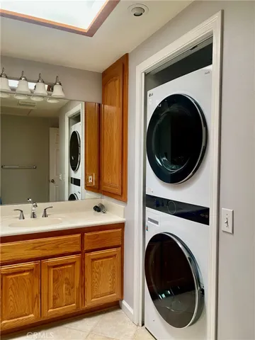 WASHE/DRYER IN MAIN BATHROOM