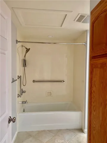 BATHTUB IN THE MAIN BATHROOM
