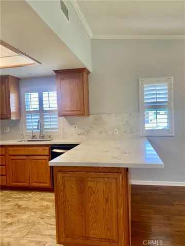 QUARTZ COUNTER TOPS
LARGE BREAKFAST BAR COUNTER
